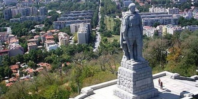 (Анкета) Според Вас каква трябва да е съдбата на паметника Альоша в Пловдив?